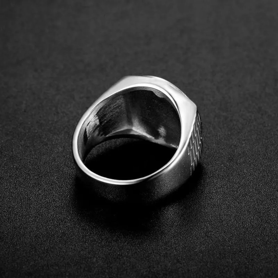 טבעת כתר עם זירקונים נוצצים - זהב לבן