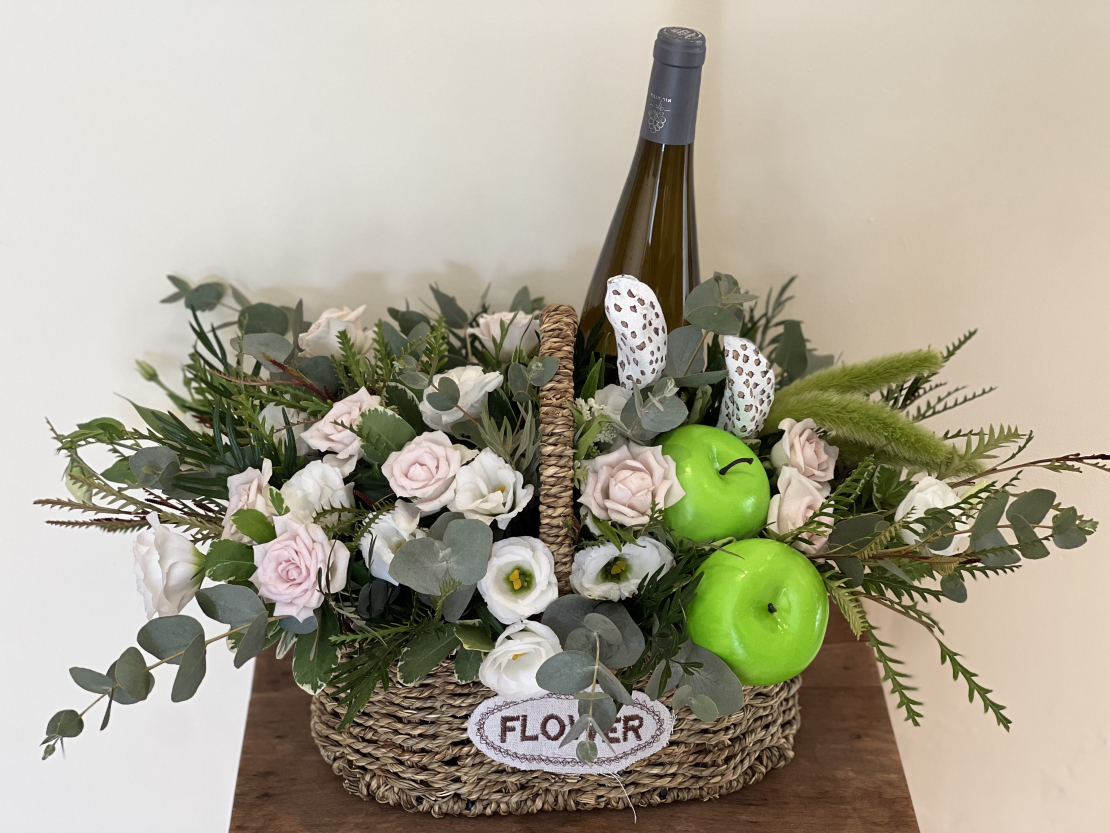 מארז פרחים ויין בסלסלה - ראש השנה