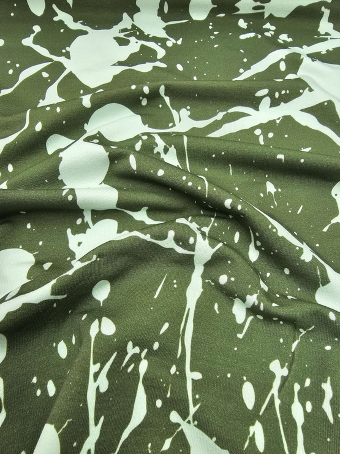 פרנץ טרי מריחות צבע על רקע ירוק