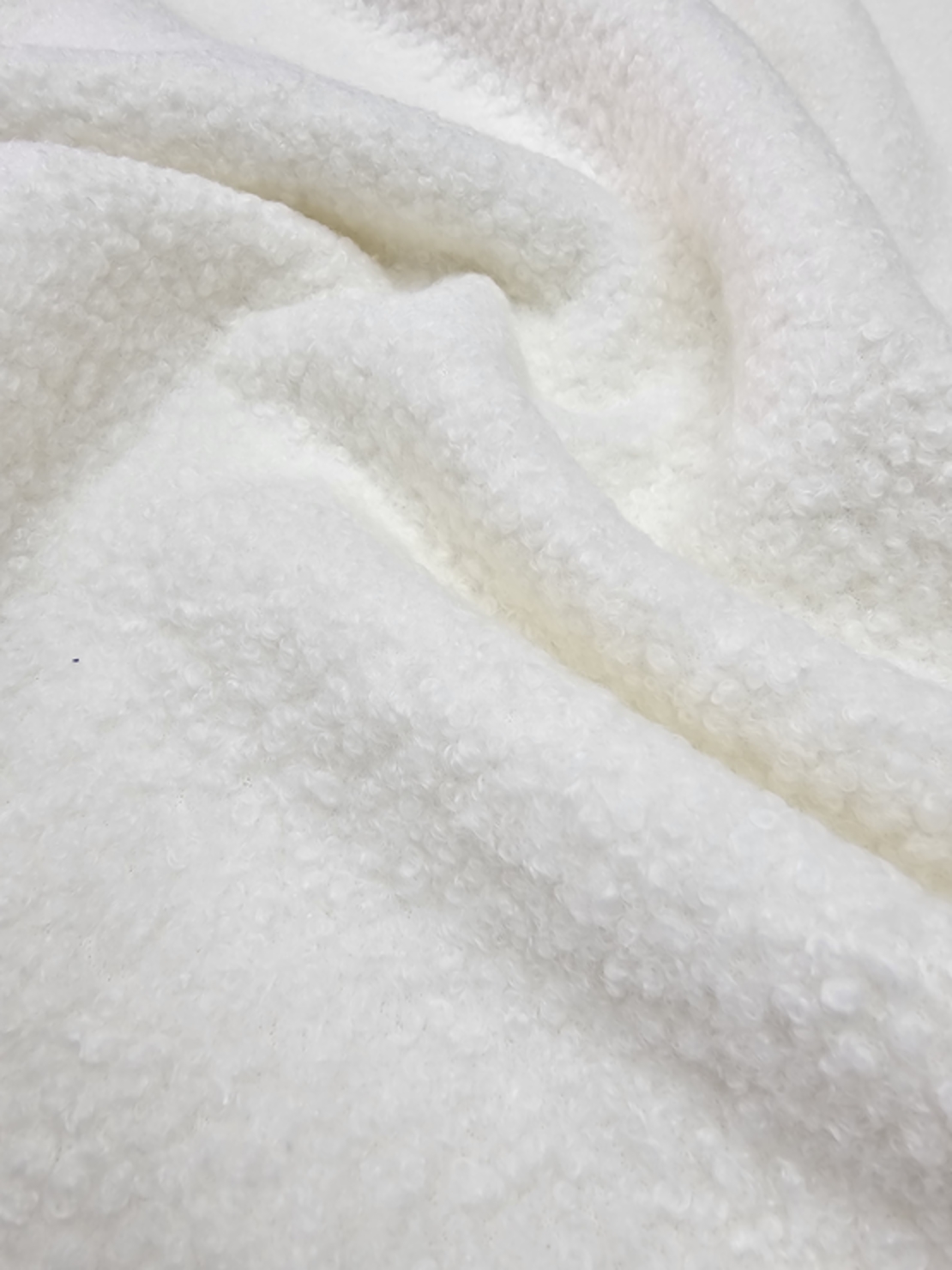 אריג בוקלה צבע לבן חלבי דגם טדי