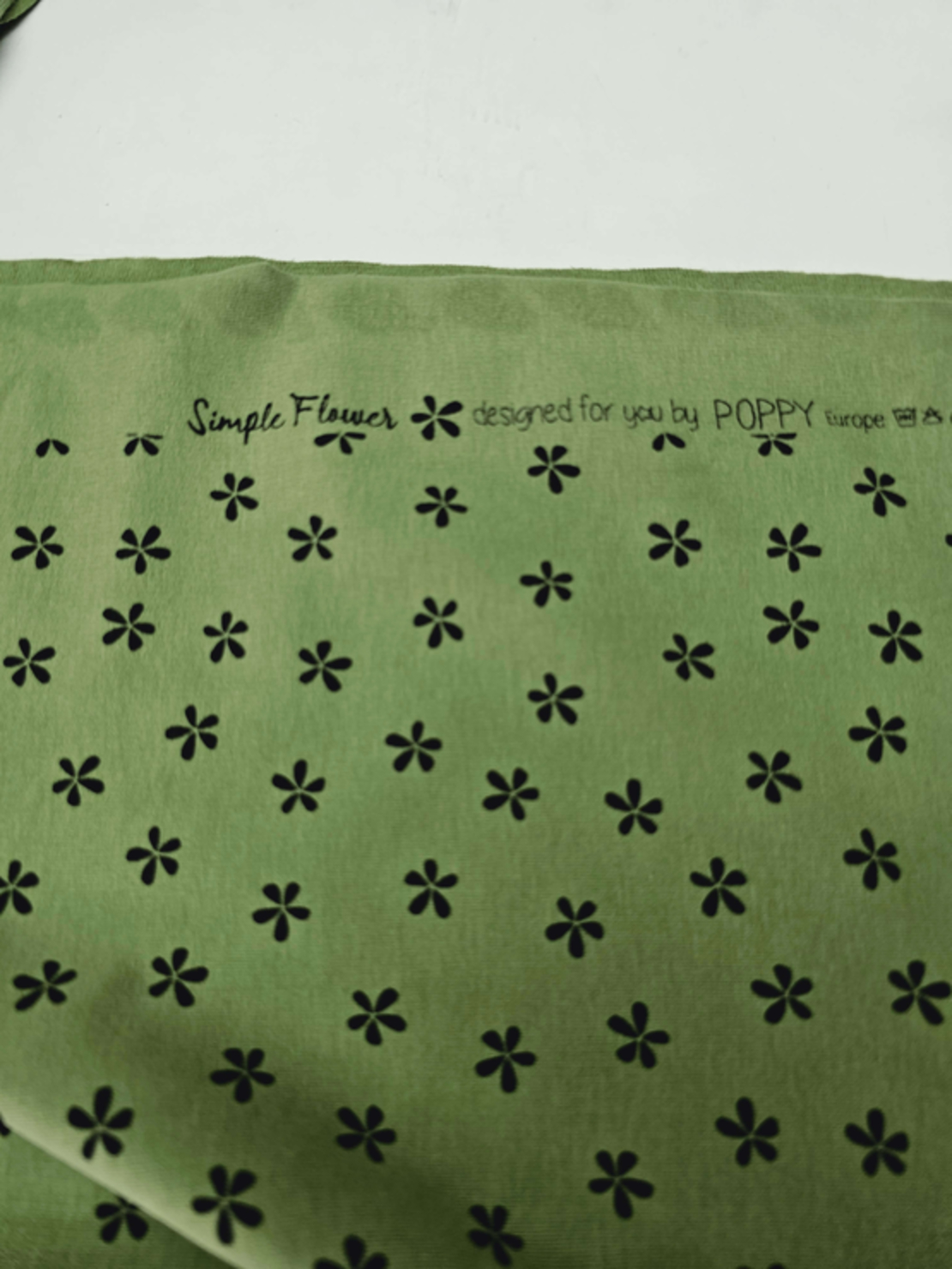 פוטר דפוס פרחים פשוטים על רקע ירוק זית
