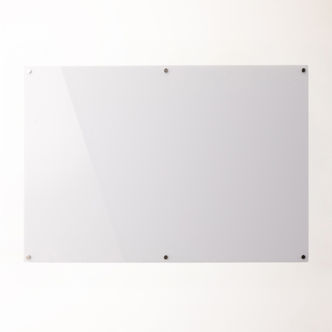 לוח זכוכית מחיק מגנטי צבע לבן בתלייה עם ברגים במגוון מידות כולל הובלה והתקנה