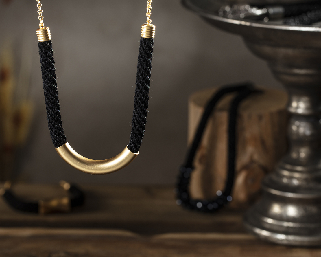 דגם סימה | שרשרת סרוגה עם גליל קשת | תכשיט שחור עם זהב