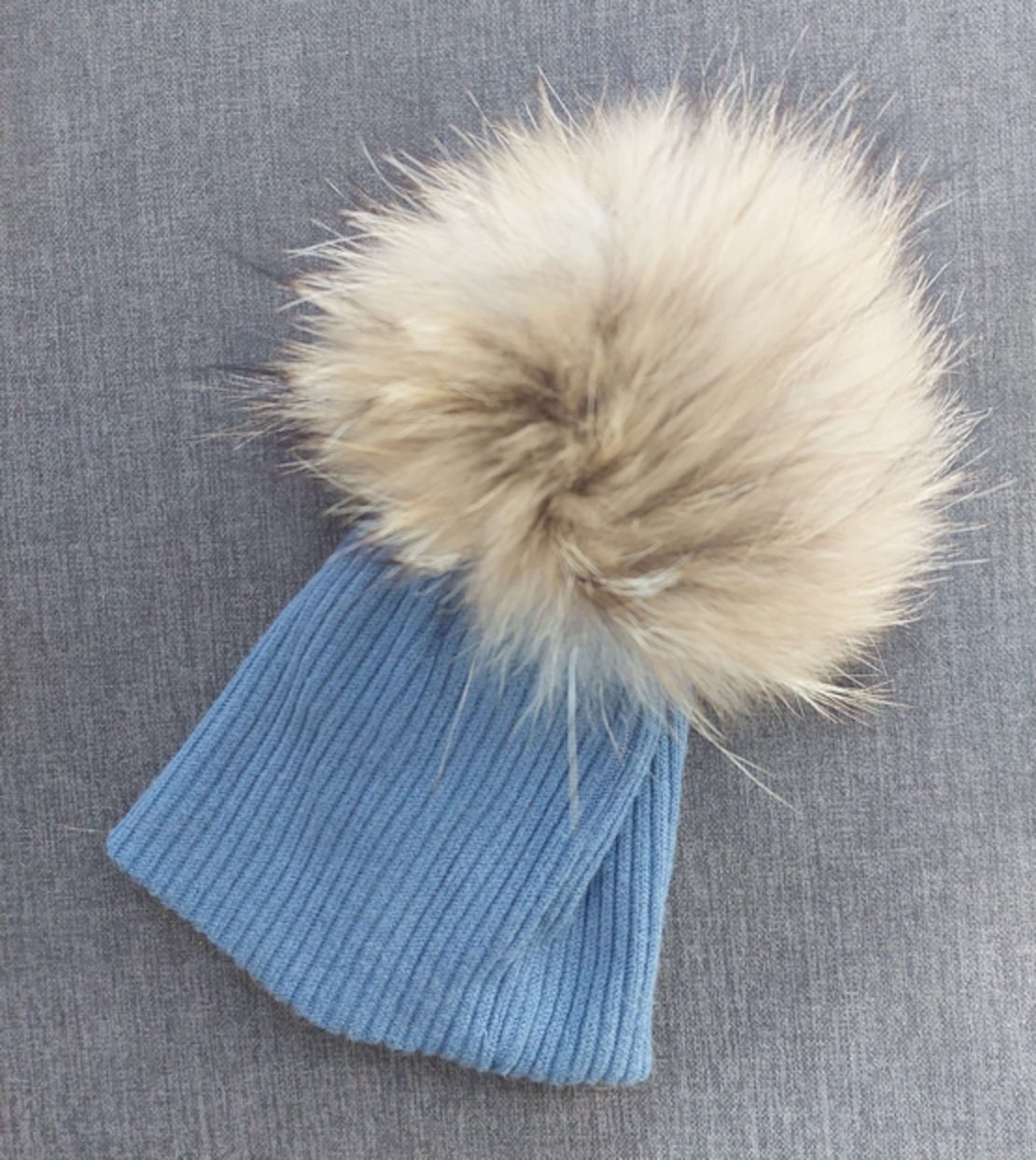 כובע כחול עם פונפון בגוון חום 0-6M