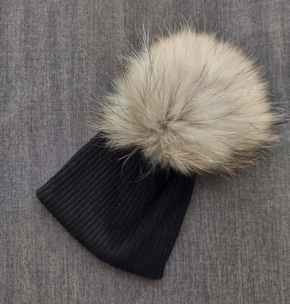 כובע שחור עם פונפון בגוון חום 0-6M