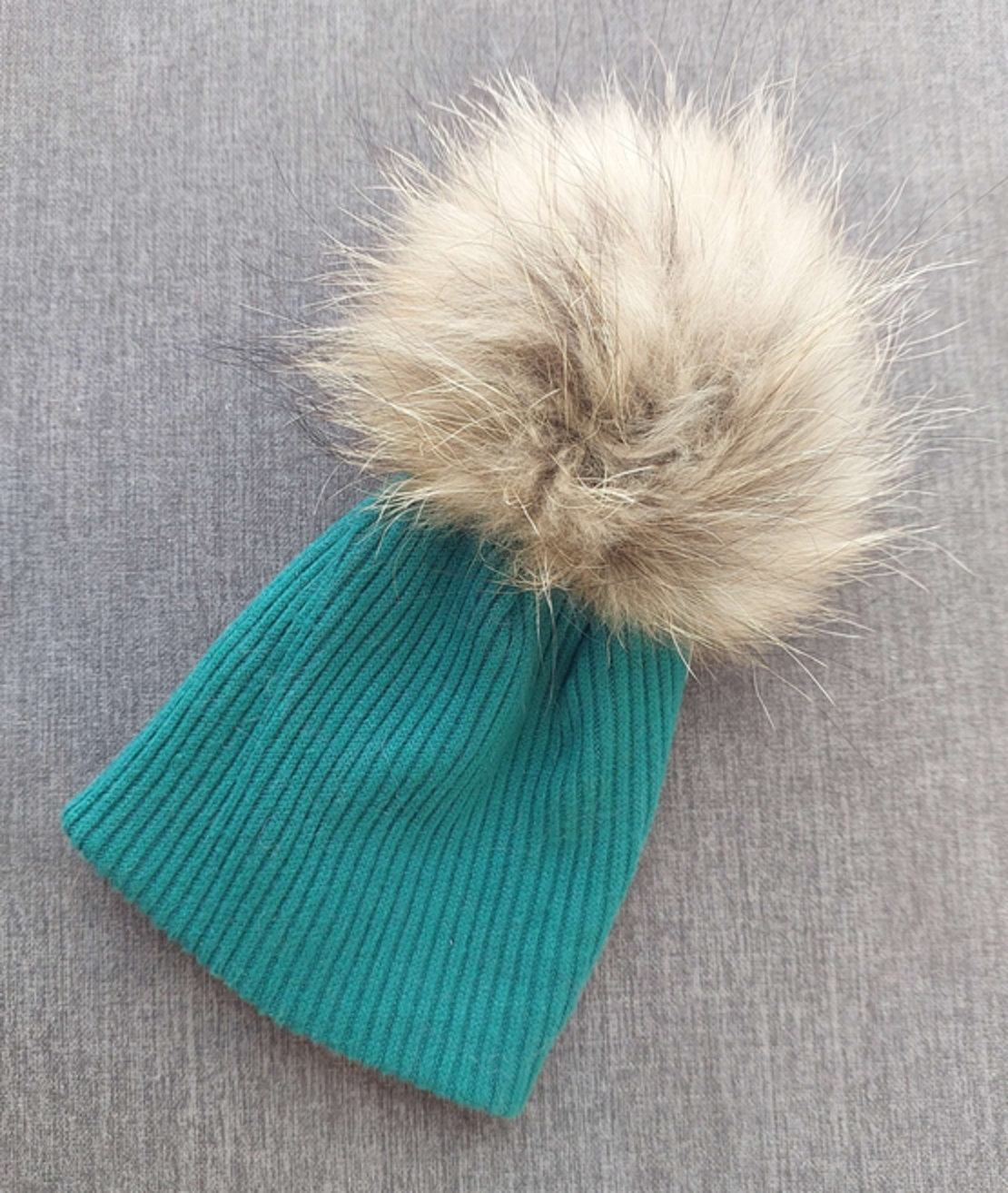 כובע ירוק עם פונפון בגוון חום - מידה 0-6M