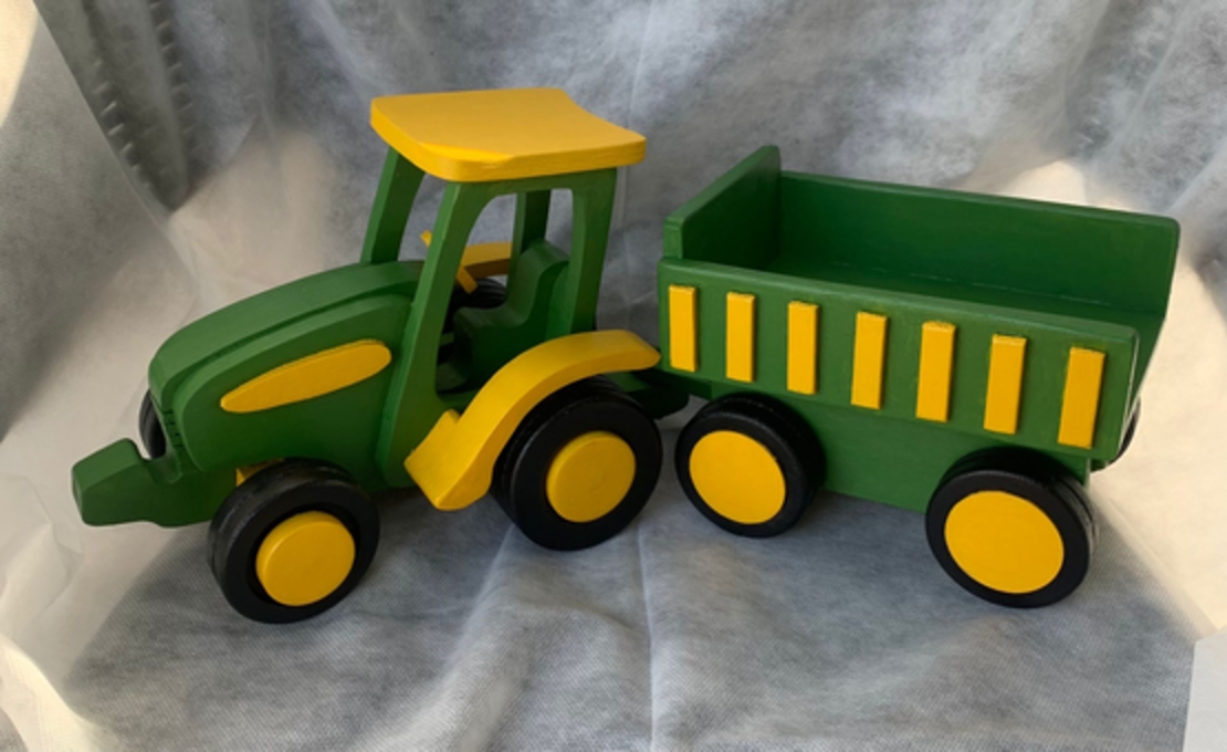 טרקטור עם עגלה מעץ בעבודת יד ירוק וצהוב
