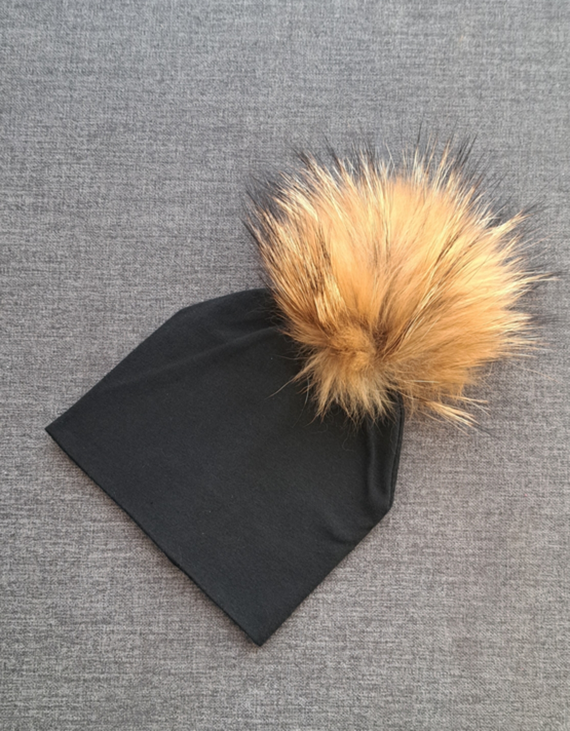 כובע טריקו בצבע שחור עם פונפון בגוון חום - מידה 0-3M