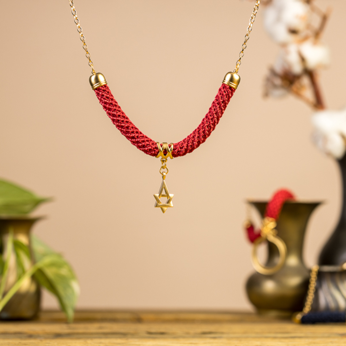 שרשרת מגן דוד לאישה בצבע אדום תליון זהב מיוחד | דגם ירושלים