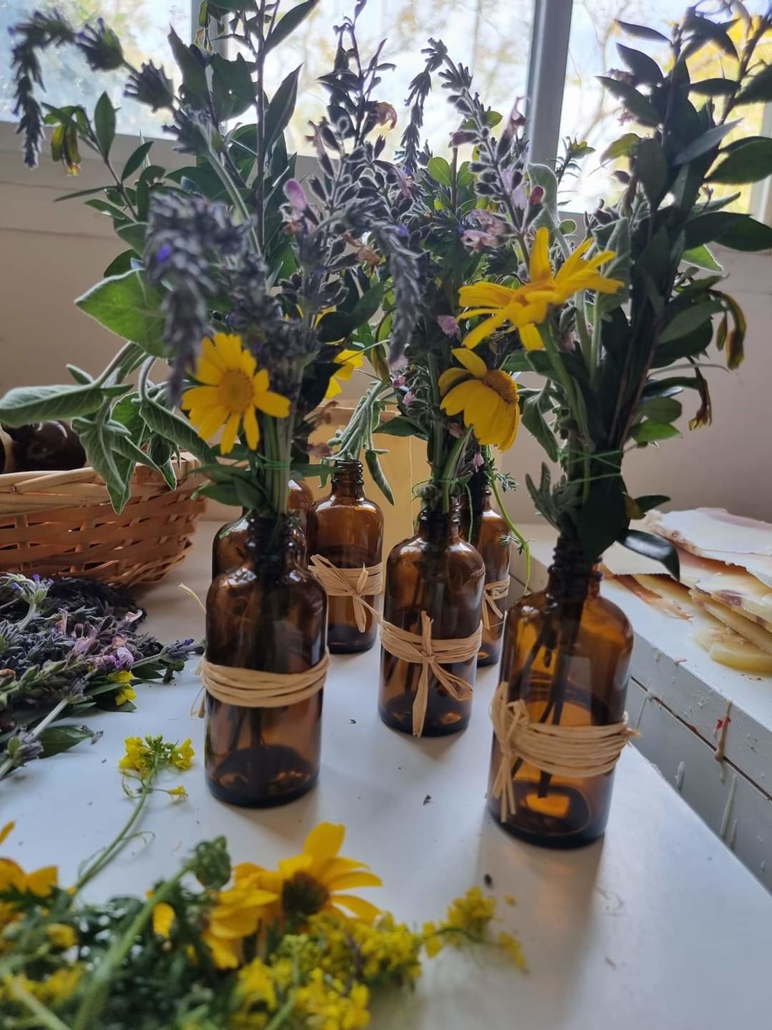 זר פרחים יבשים בבקבוק זכוכית