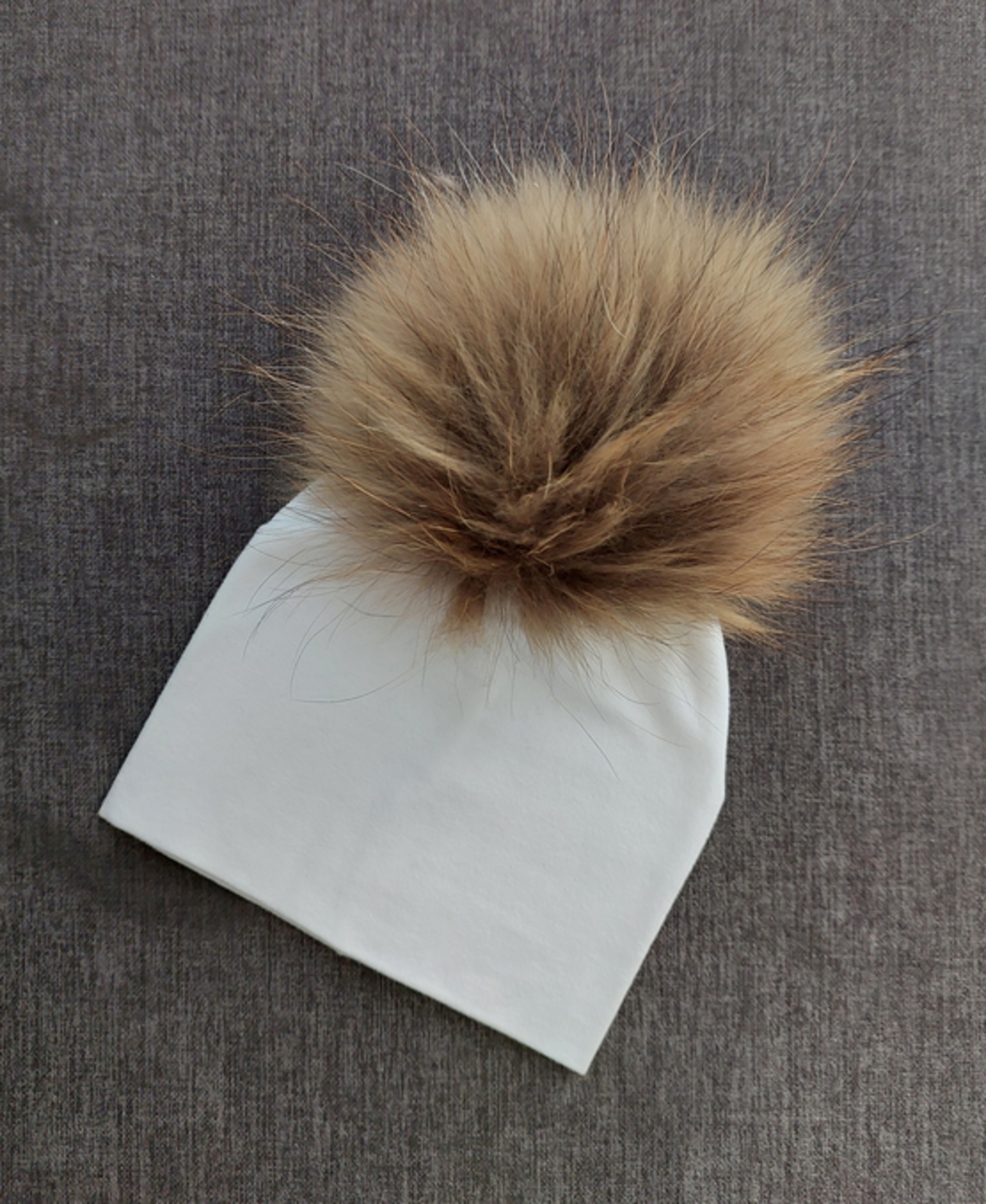כובע טריקו בצבע לבן עם פונפון בגוון חום - מידה 0-3