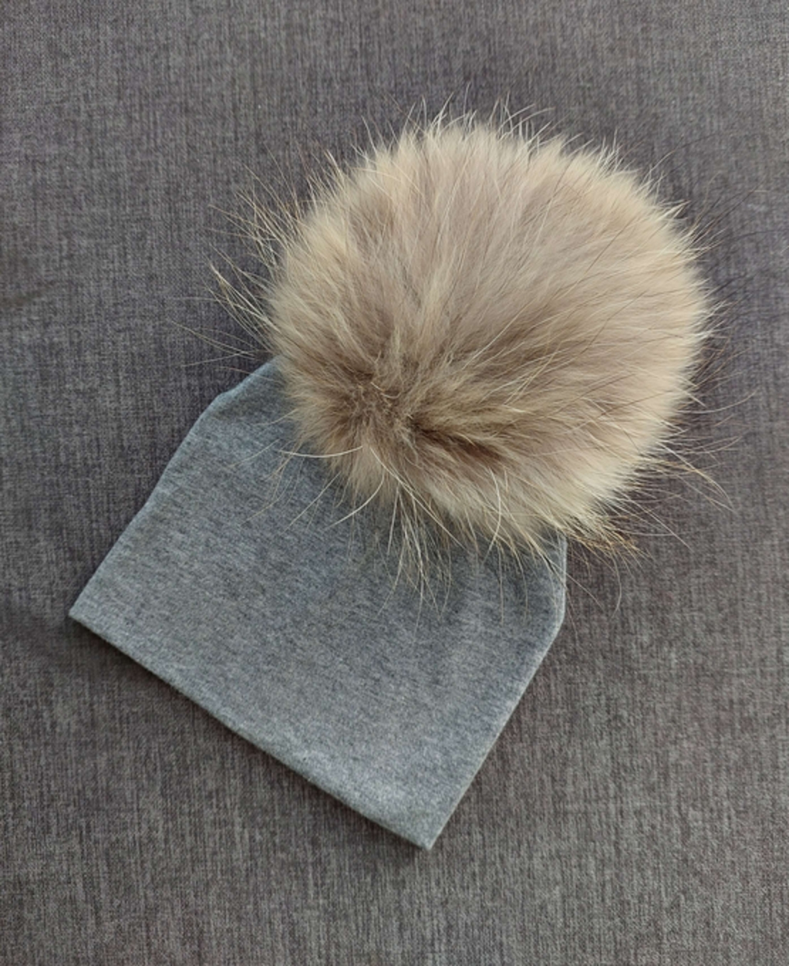 כובע טריקו בצבע אפור עם פונפון בגוון חום - מידה 0-3M