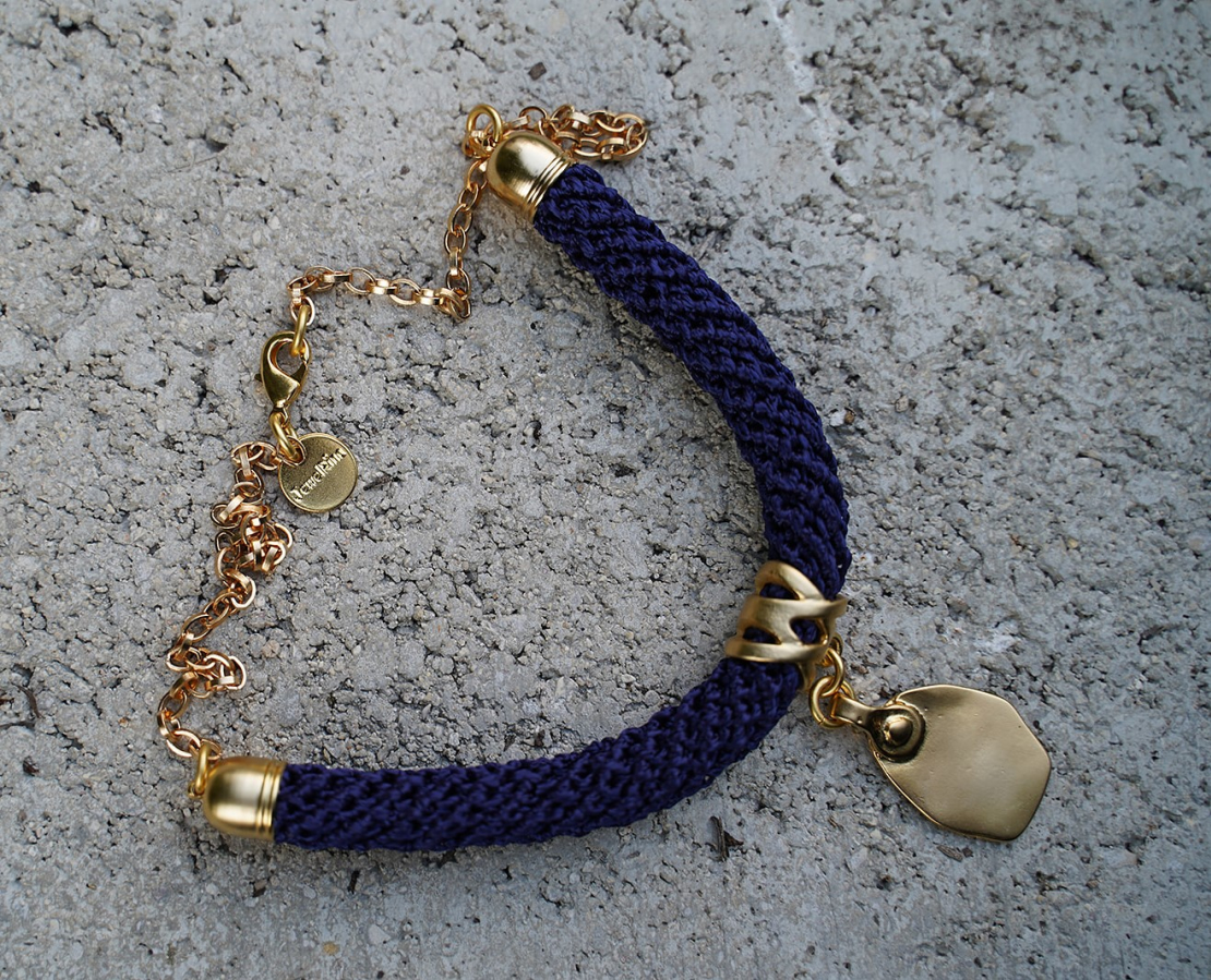 Blue-purple color with a special asymmetrical pendant plated in gold | Adi