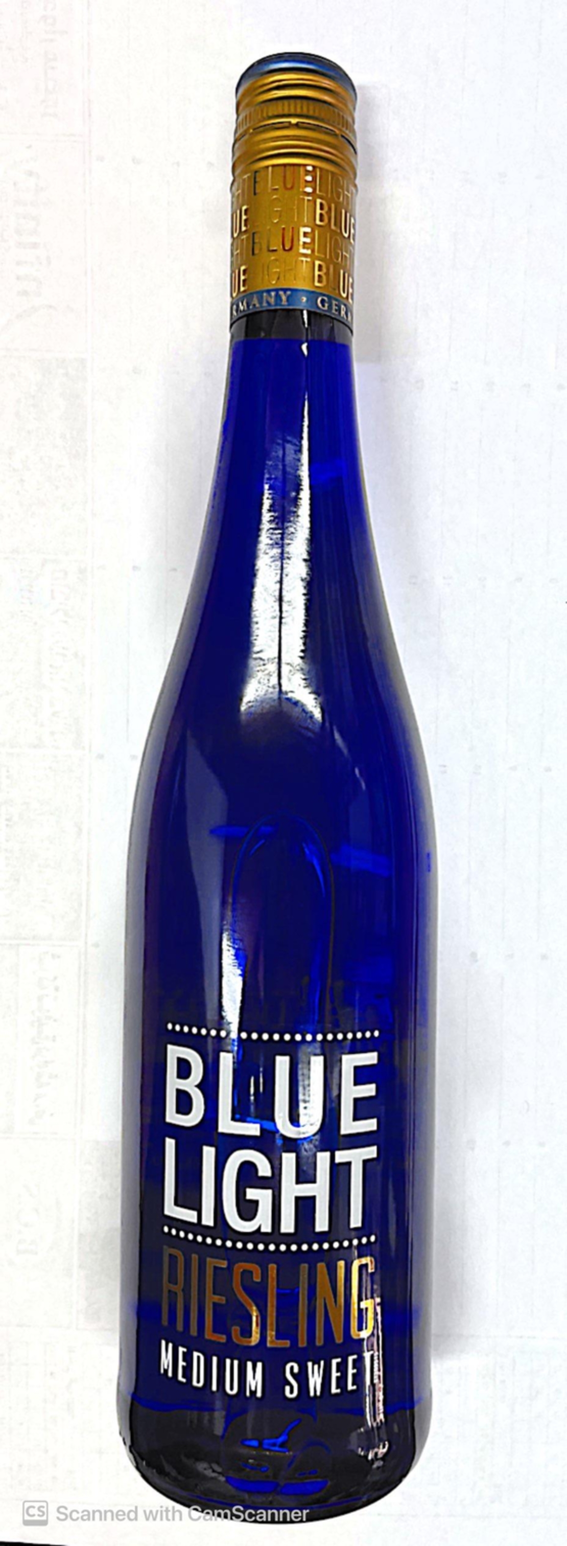יין בלו לייט לבן חצימתוק8.5% - ריזלינג1/6 BLUE LIGHT