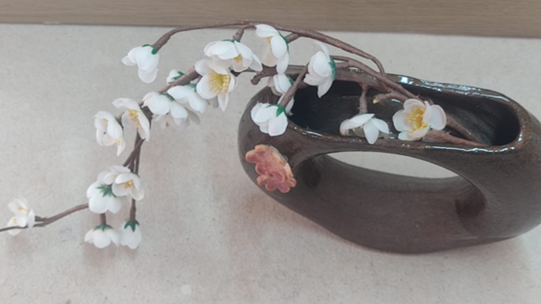 אגרטל גלגל יפני בעבודת אובניים בתוספת פרח