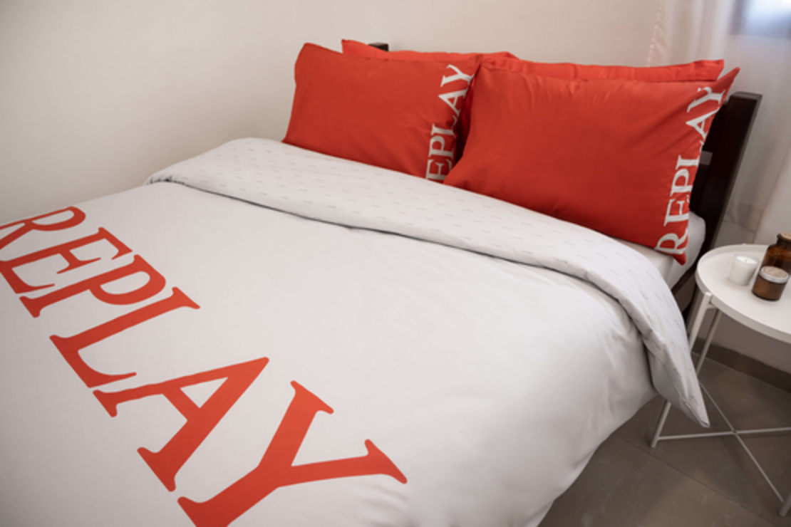 סט מצעים למיטה וחצי REPLAY דגם לוגו אפור אדום 120/200