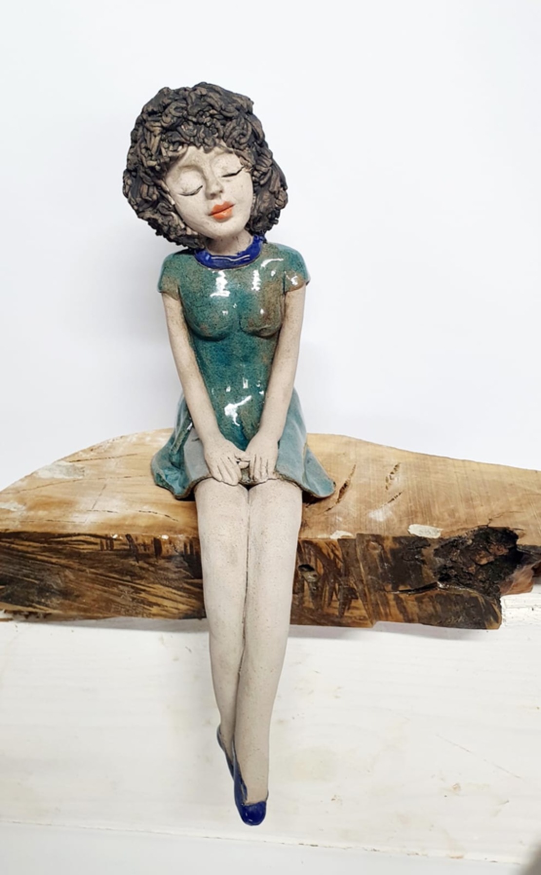 פסל אישה יושבת על מדף מקרמיקה - 1