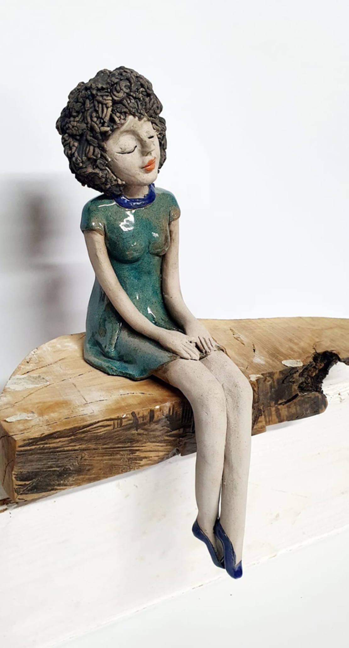 פסל אישה יושבת על מדף מקרמיקה - 1