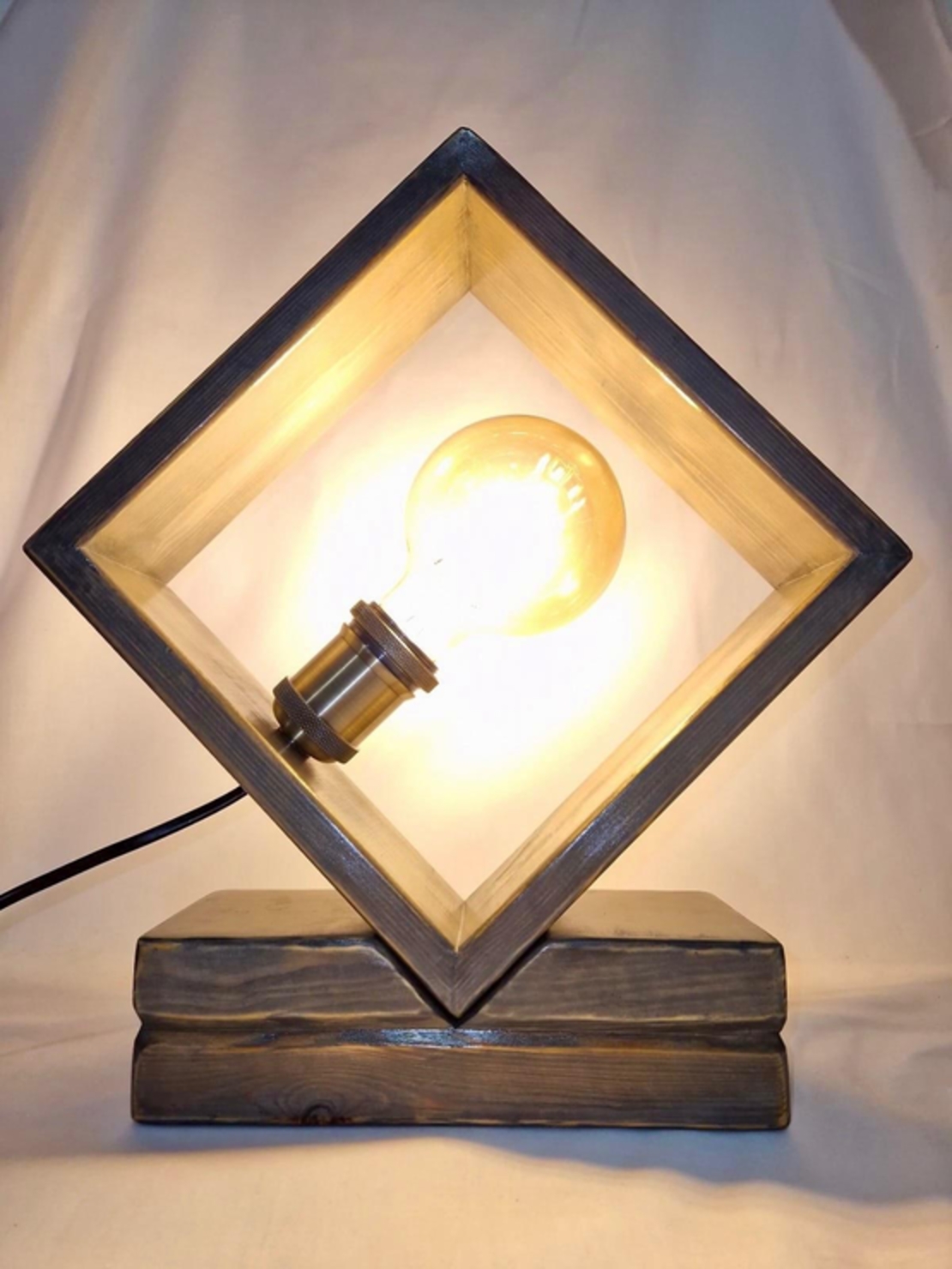 מנורת וינטג' בצבע אפור מעץ בעבודת יד