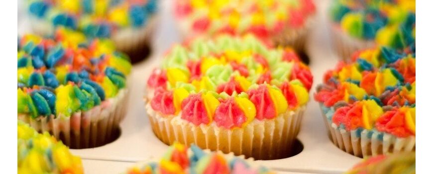 צבעי מאכל / אבקות ונצנצים / תמציות טעם