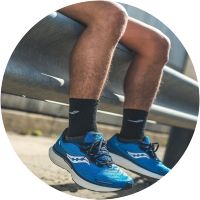 נעלי ספורט אורטופדיות לגברים להליכה וריצה