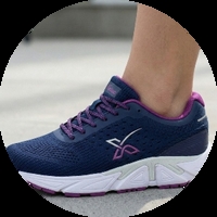 נעליים לרגליים רחבות ונפוחות - פתרון לנשים וגברים